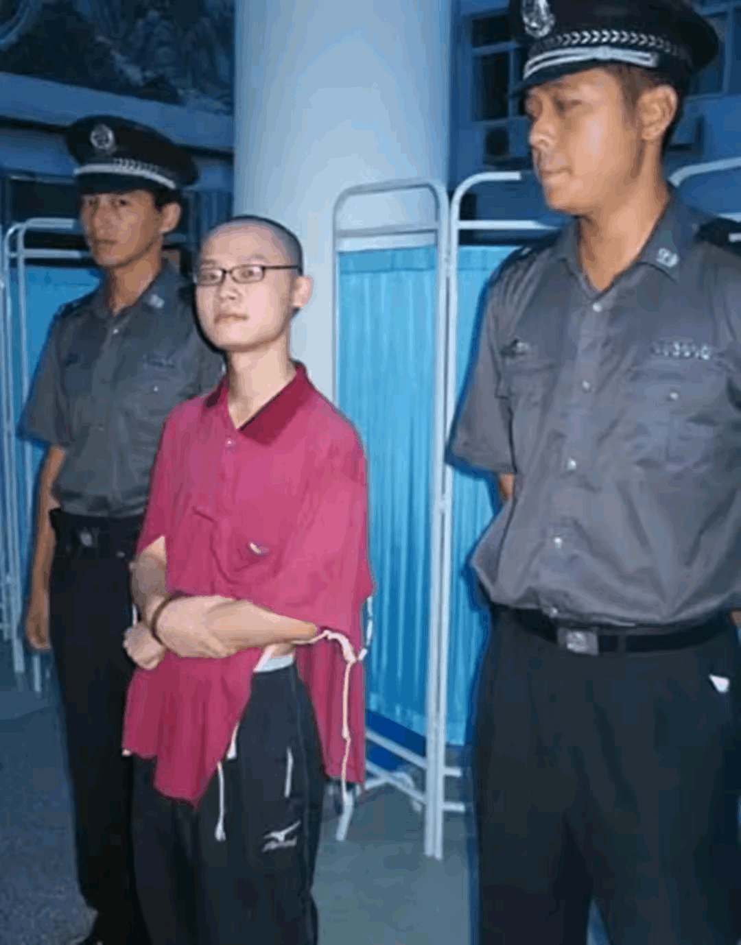 敖力这事透着冷。

明明受了老师接济，拿了钱治了病，嘴上喊着姐，心里早拧成了结。