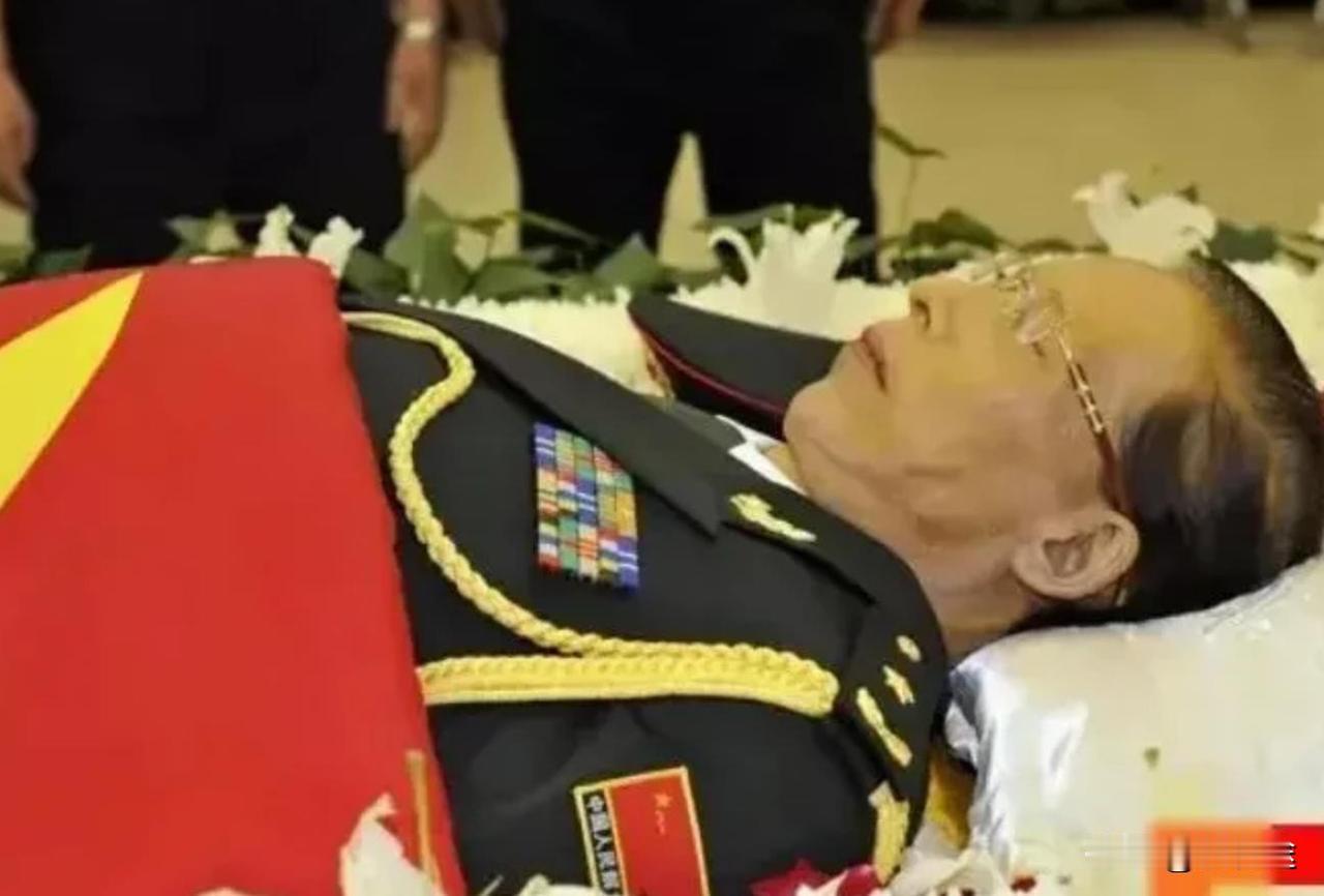 2015年，张震将军之子张宁阳将军病逝，这是他葬礼上的遗容照，遗体安放在鲜花丛中