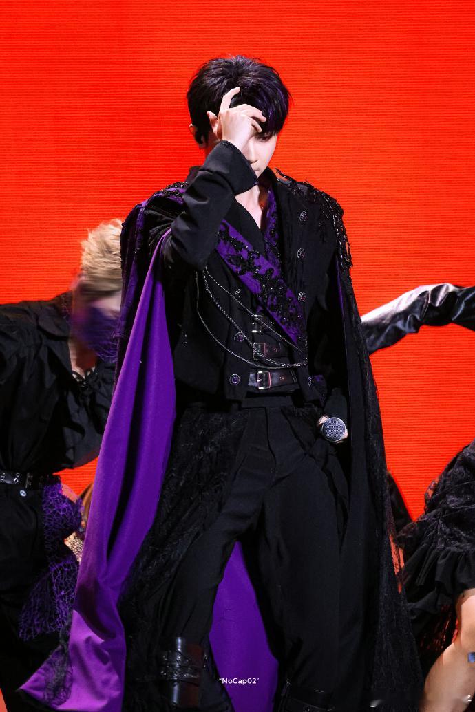 马嘉祺 吸血鬼伯爵疯狂心动！马嘉祺的吸血鬼伯爵造型简直是量身定做，高贵典雅的紫色