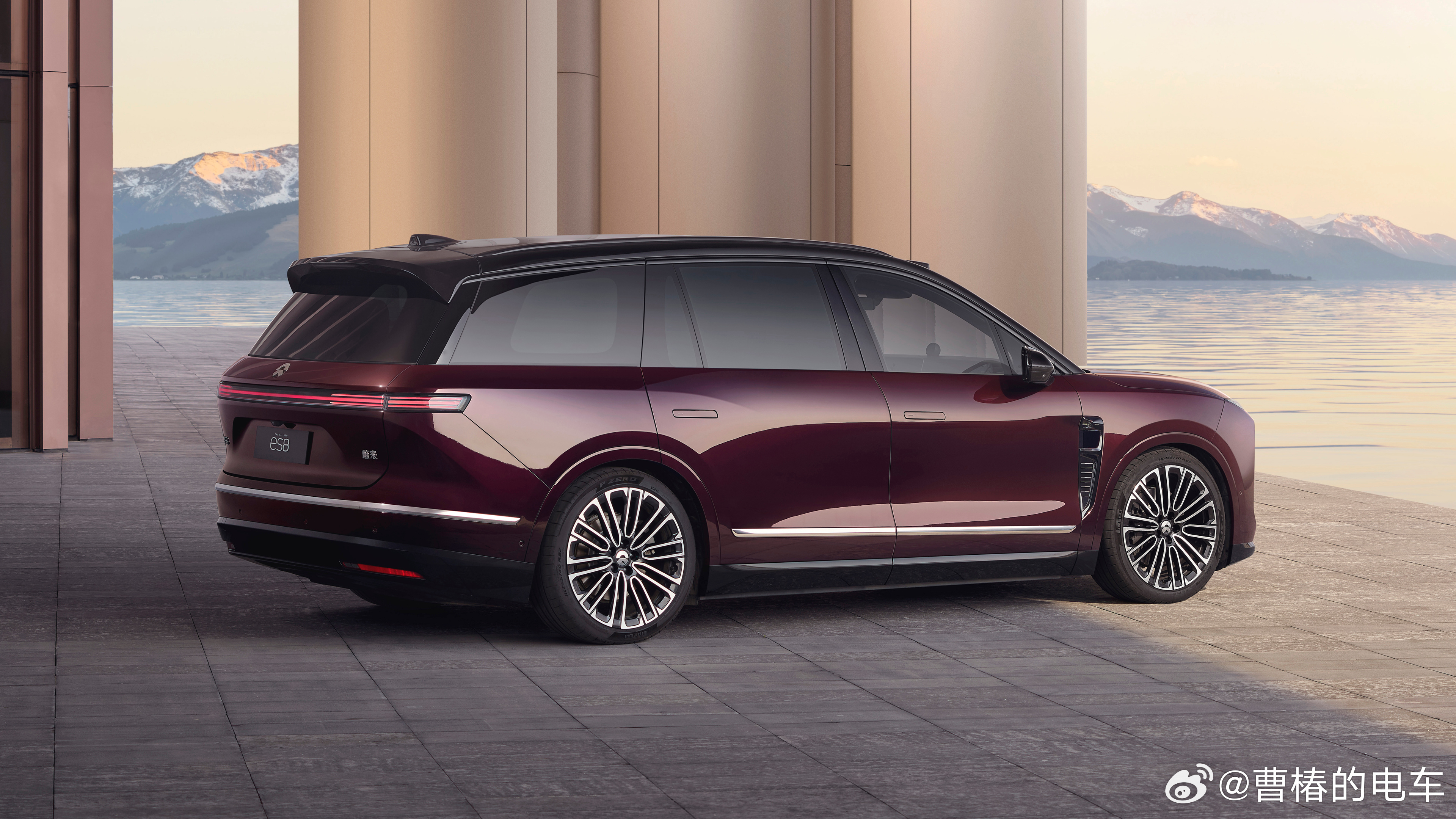 蔚来新推出的蔚来全新es8星云红质感太好了，非常雅致。3月12日，蔚来全新 ES
