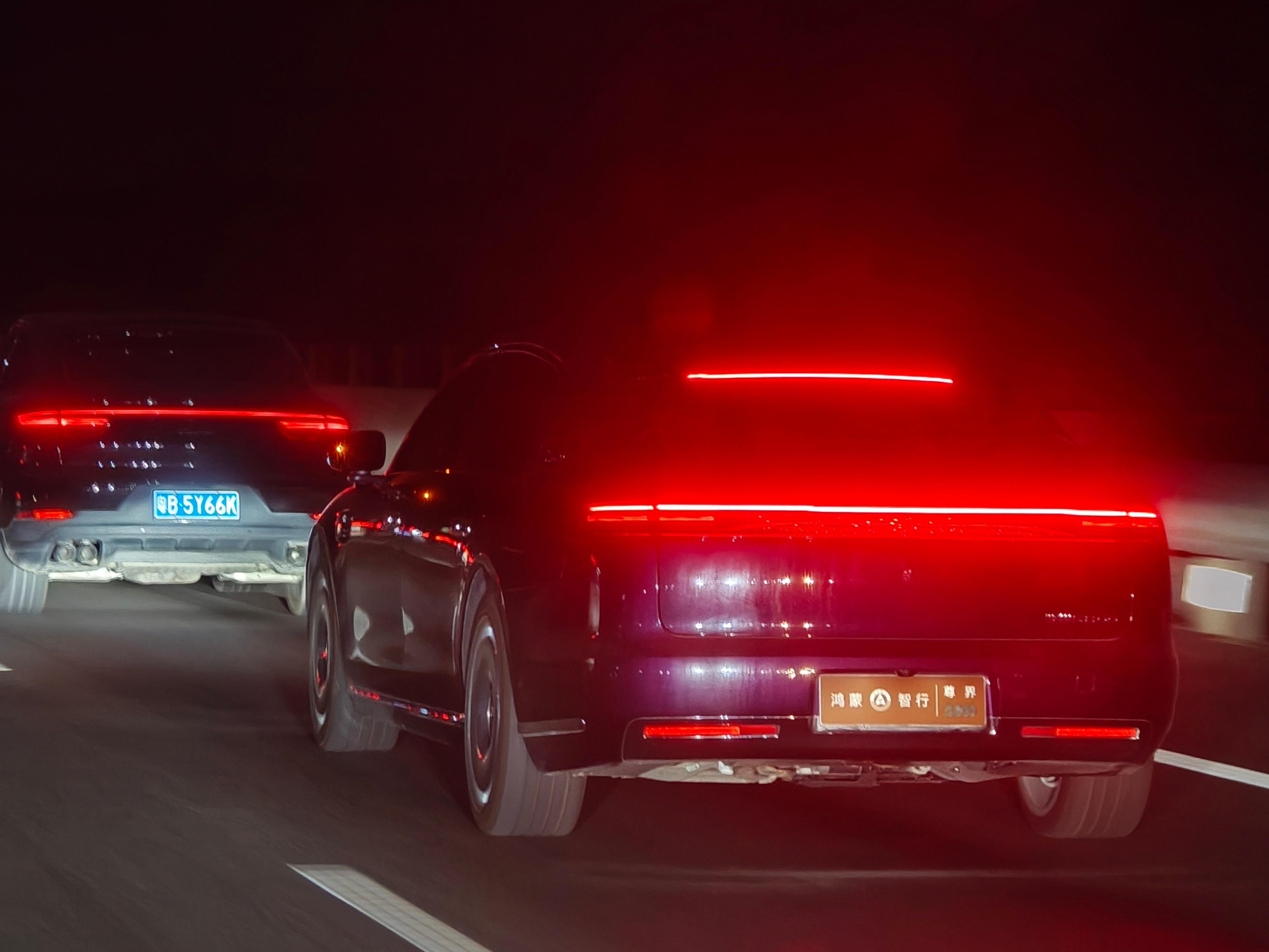 在高速上见到一台尊界S800，在车流中像一阵风，这么长的车也能这么灵活，底盘真的