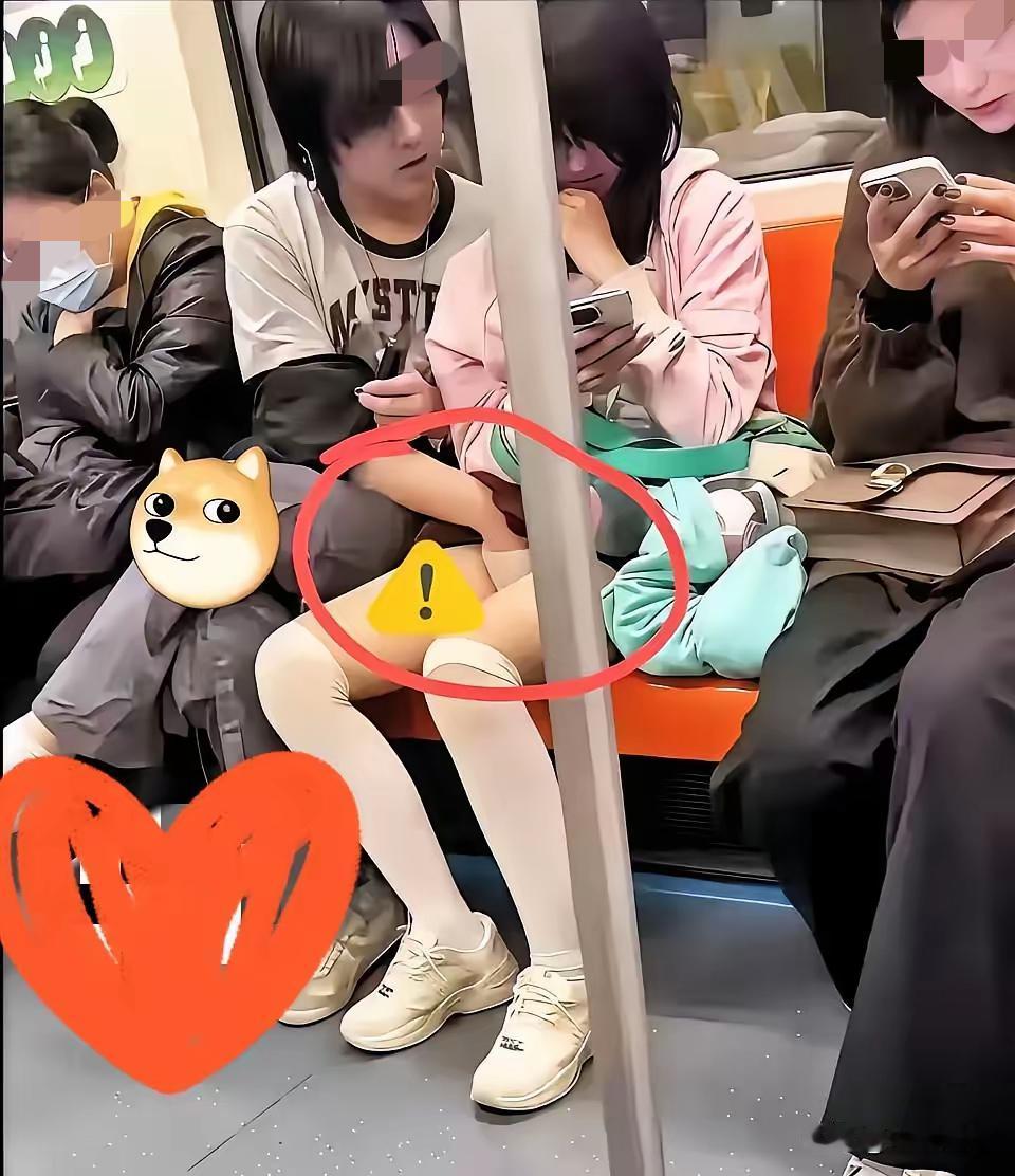 这次地铁上的事可能让人皱眉。

一名乘客在地铁里行为随意，不顾周围人感受。他坐在