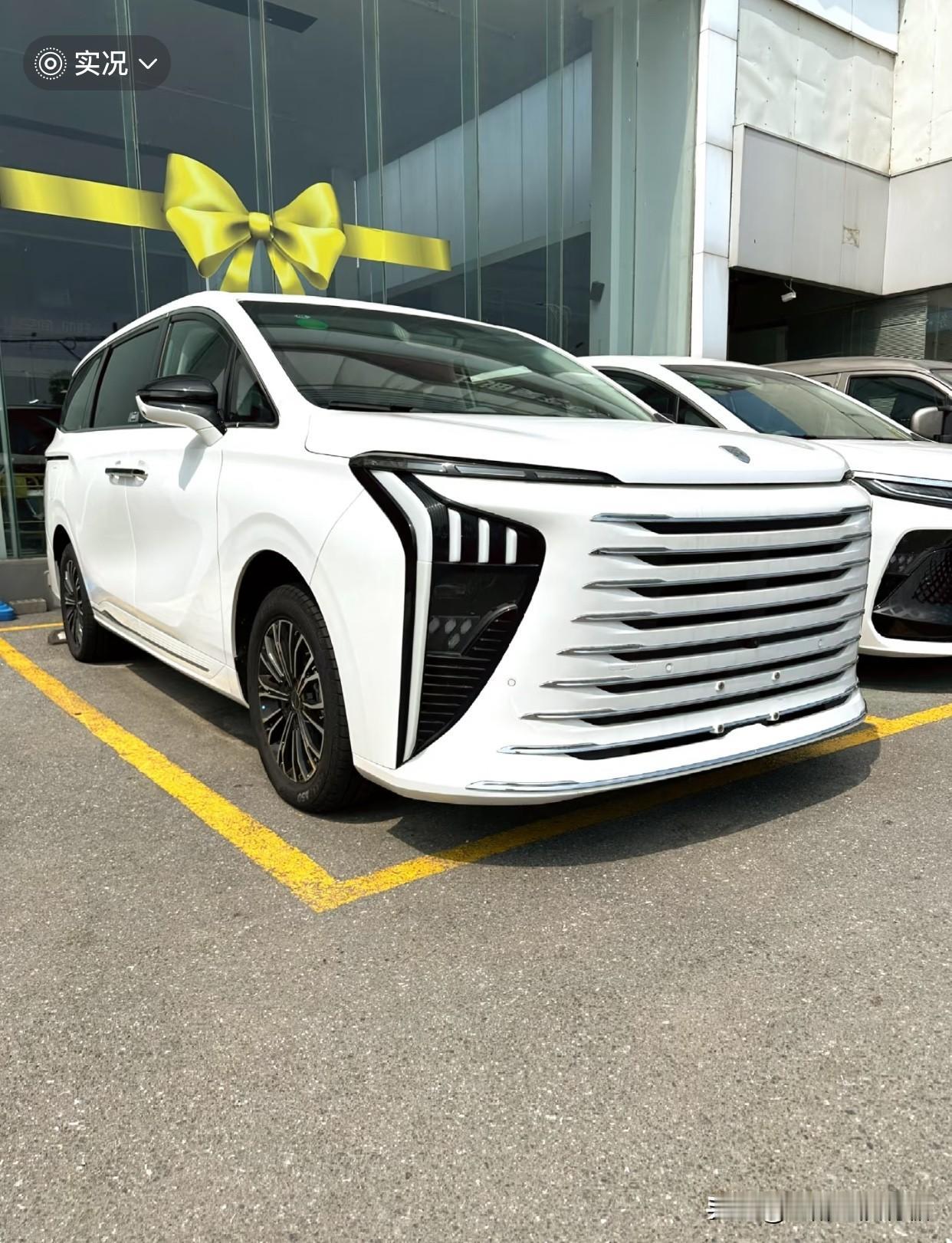 最近陪朋友给他那小公司看车，
目标很明确：要能装下团队偶尔全员出动，
要省油省钱