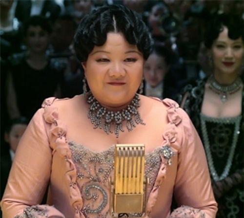 洪晃的亲外婆谈雪卿很漂亮，是旧上海的交际花，很会来事。

洪晃说这位谈老太太