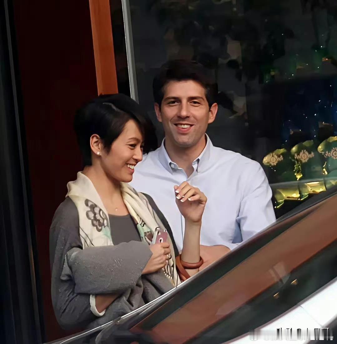 不得不说梁咏琪找老公的眼光没得说啊，她的前任和现任都很帅 