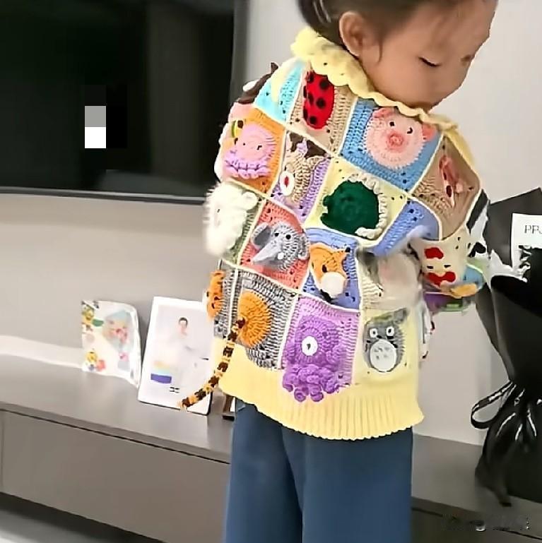 近日，山东，一妈妈用3个月给女儿织了件毛衣，毛衣上比九宫格还要多，全是动物，女儿