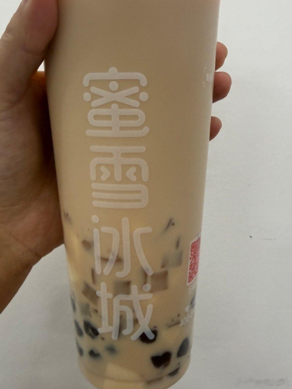 点了杯蜜雪，我寻思我可能是老了，不加糖喝着竟然觉得好甜喝的是三拼奶茶，里面好多小