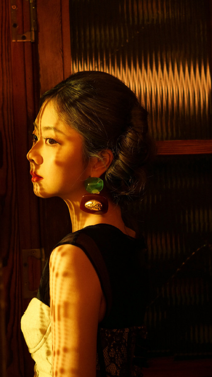 谭松韵太适合盘发了 谭松韵 × 《瑞丽伊人风尚》封面预告，复古摩登盘发造型，时尚