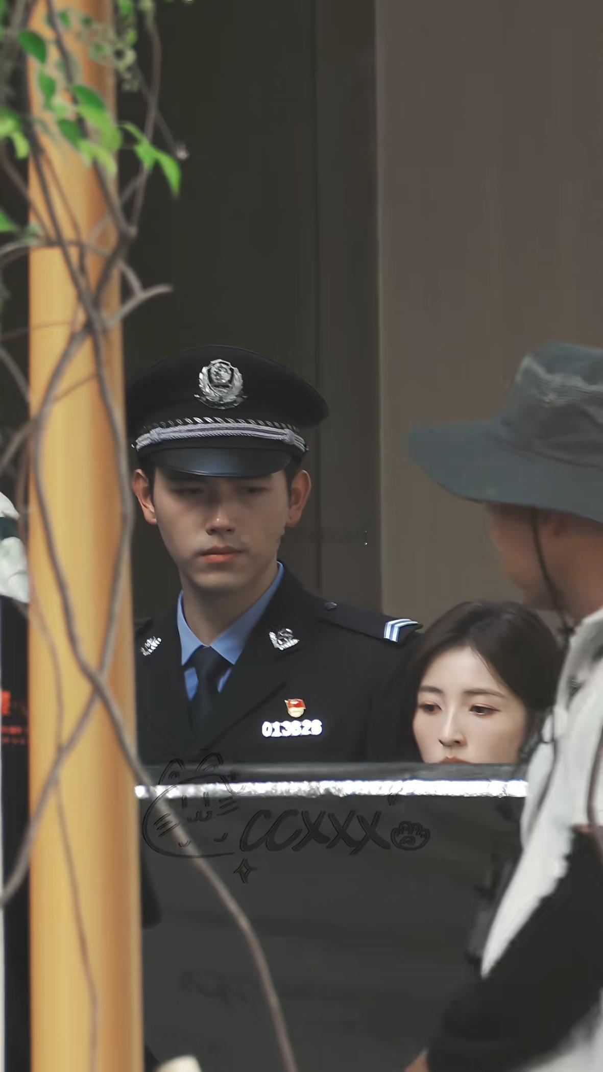 河清海晏开机📸《河清海晏》正式开机，陈飞宇、张子枫再度合作✨。故事扎根缉毒背景