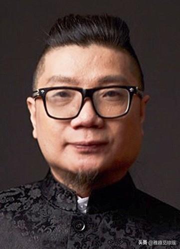细思极恐！
我给朋友看程青松导演的照片，他吓得一哆嗦，说他眼睛“黑多白少”，感觉