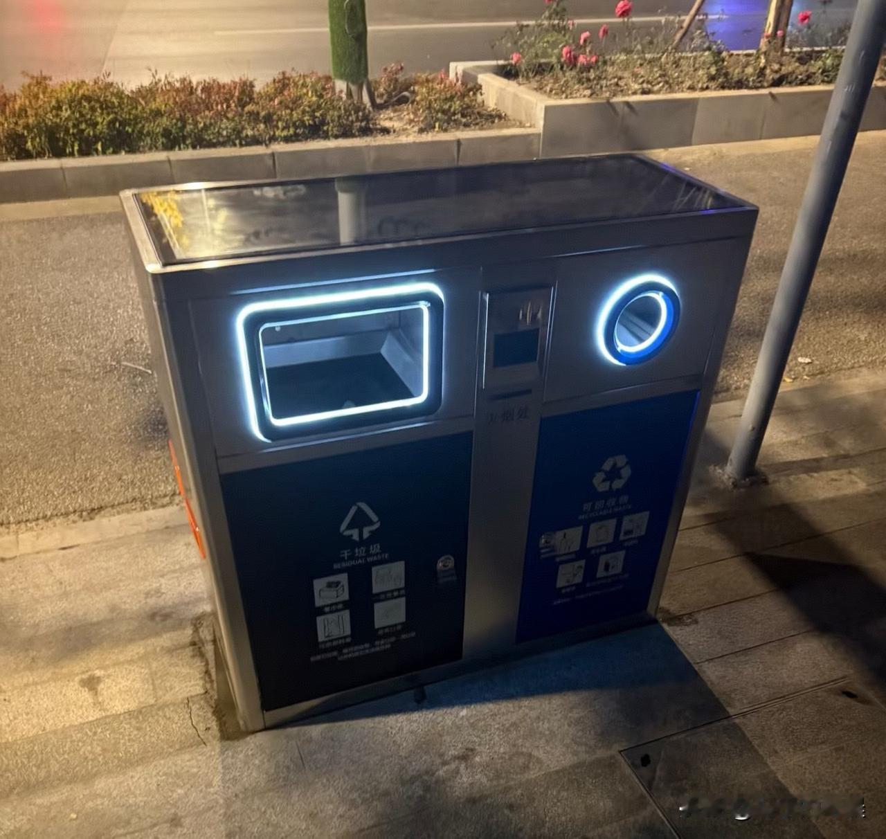 这个带灯的垃圾箱，隐晦的表达了上海财政收入的实力！