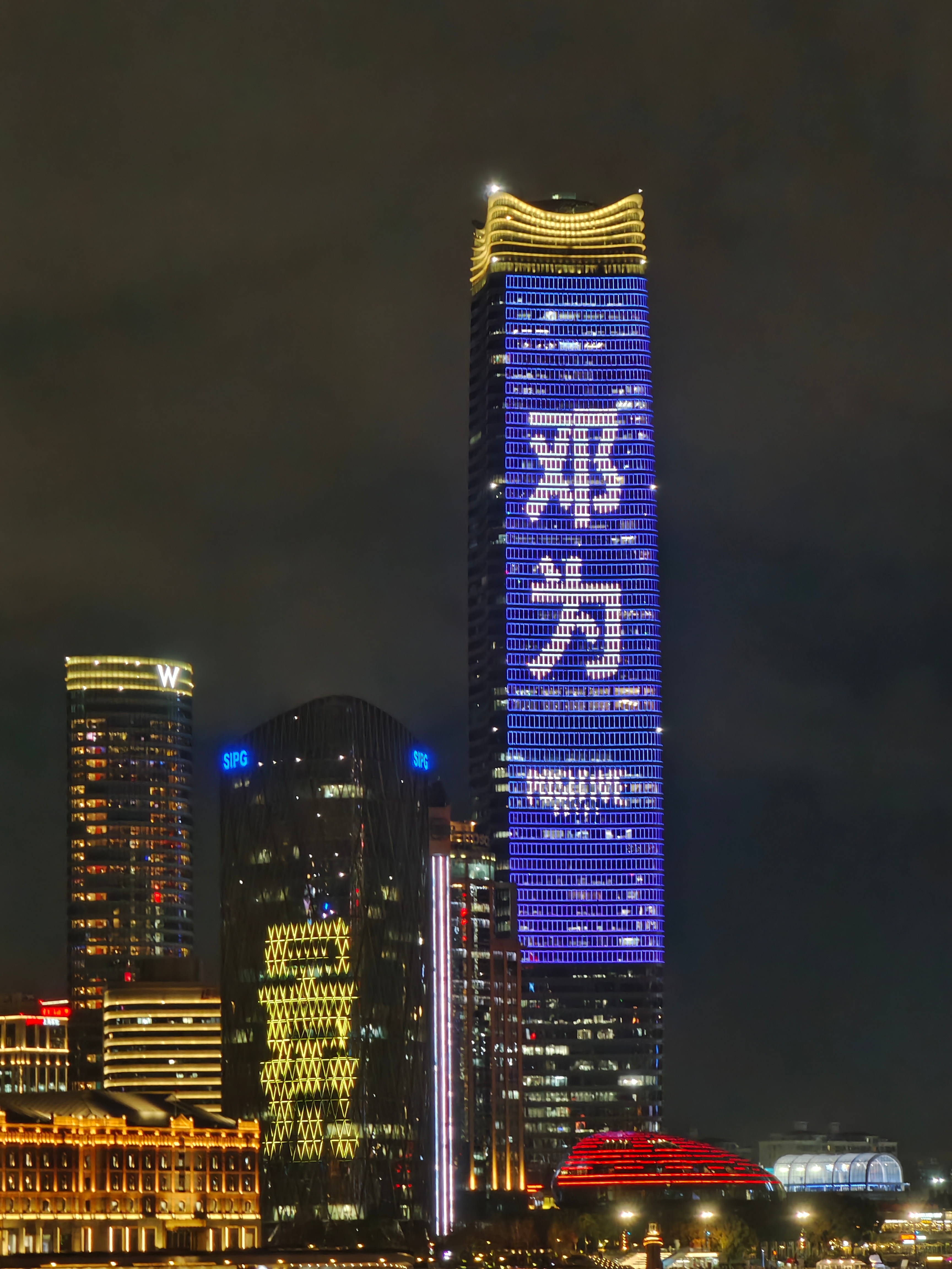 好伟大的大屏 咖啡真棒 在外滩可以看到邓为地中海咖啡的大屏 