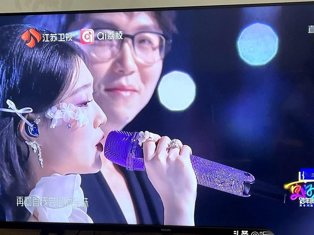 江苏跨年那个舞台，我一辈子都忘不了。
不是因为唱得有多好，恰恰是那场“车祸”，看