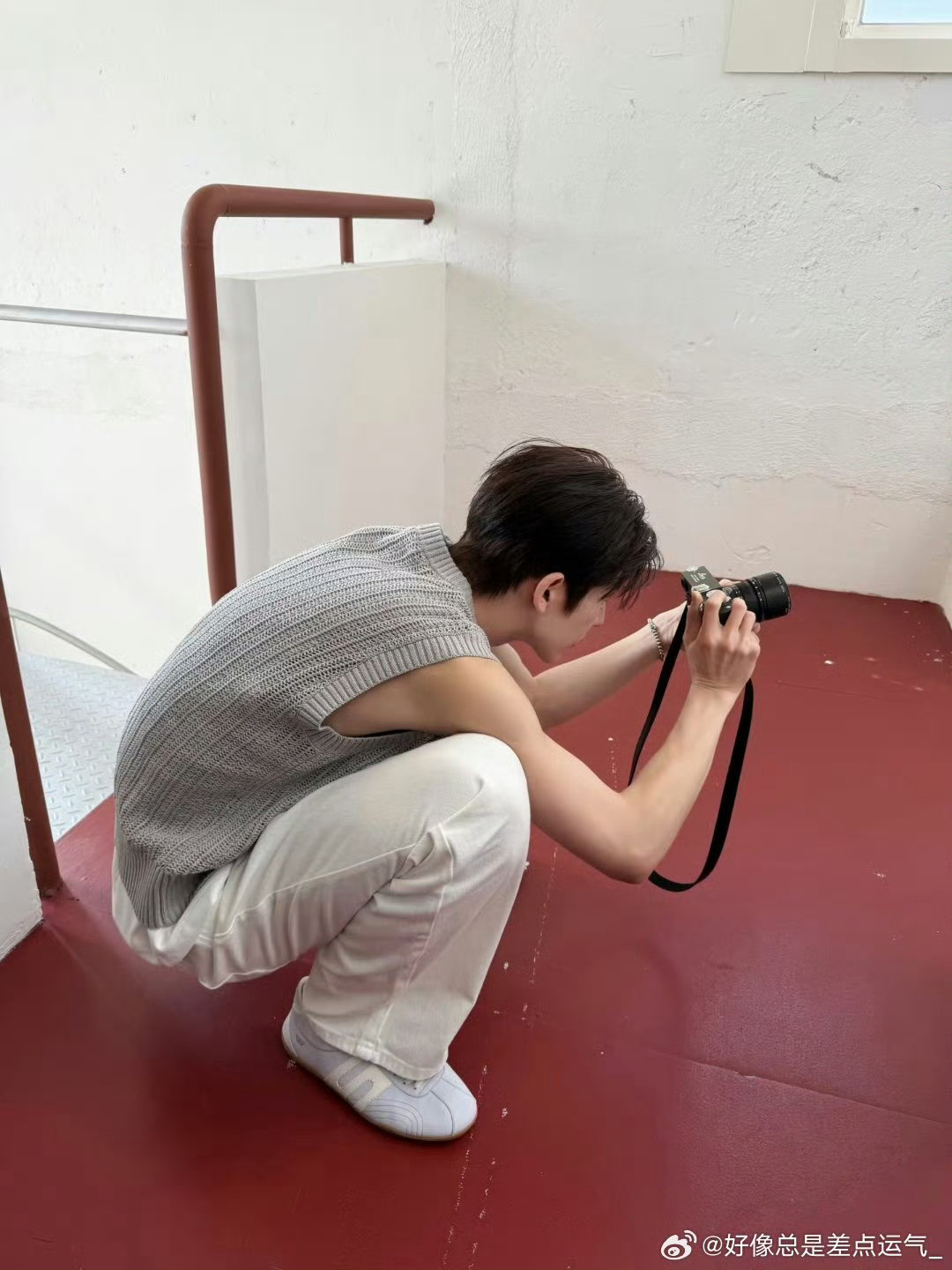 张凌赫进宿舍自带进行曲这是什么发布会现场吗哥哥我们的宿舍我们的宿舍开饭了