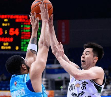 郭昊文被限制了！狂送9失误，吃到技术犯规，拿到18分还是很不错




郭昊文面