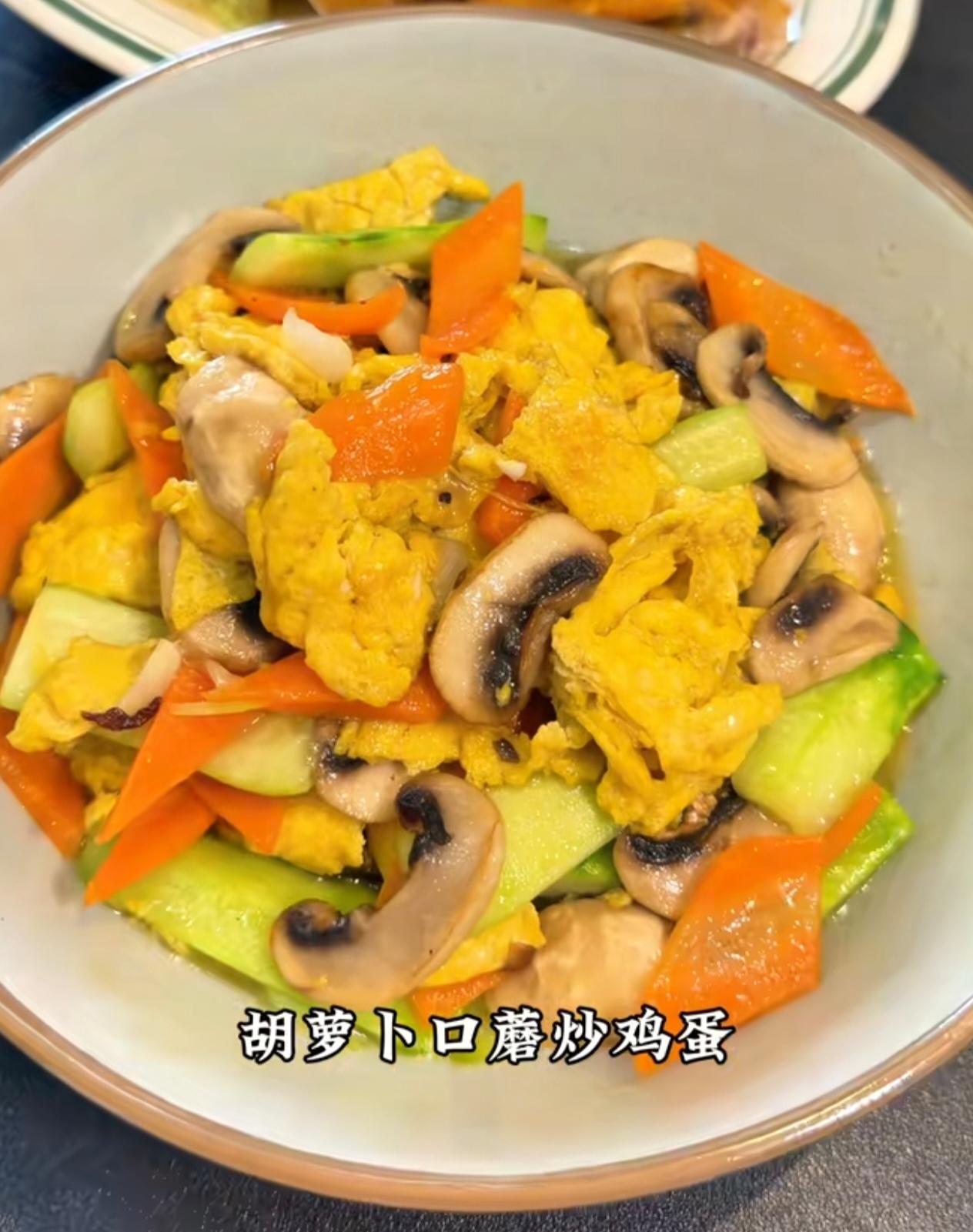 老家大伯送来自种青菜和笨鸡蛋，中午留他吃饭，就做了两道菜。

凑了一桌家常菜：葱