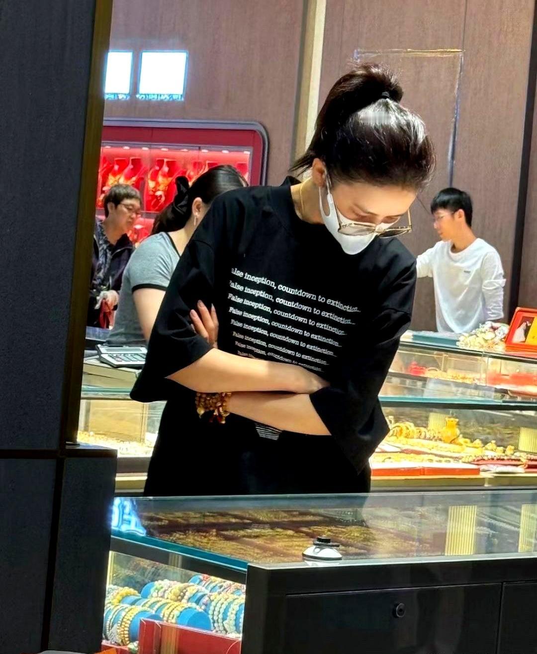 42岁佟丽娅穿旧T恤现身深圳水贝，一口气刷卡多套金饰，店员悄悄说总价够买深圳一套