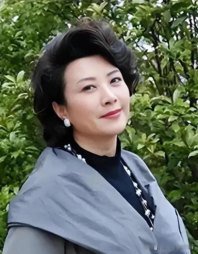 她是冷艳型的女演员，气质典雅，演技出众，虽然在娱乐圈里一直不温不火的，但她用心去