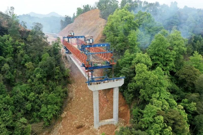 2026年4月，浏阳至江背高速公路项目建设接连迎来两大里程碑式突破，武深高速跨线