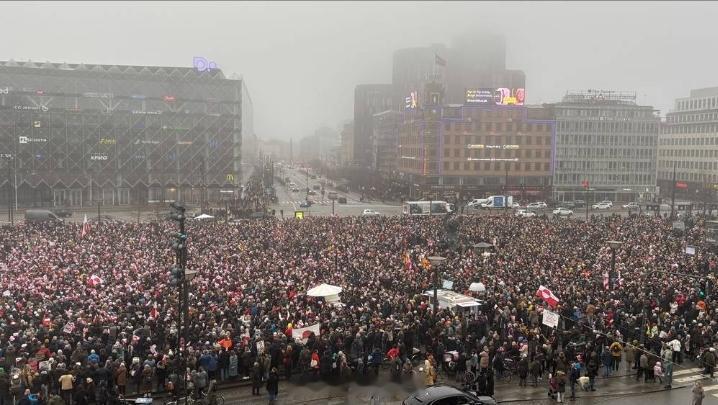 数千人在丹麦首都哥本哈根，抗议特朗普试图吞并丹麦的自治领土格陵兰岛。 