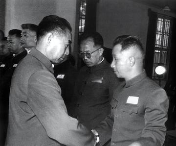 1955年，空军司令刘亚楼正坐在会场看节目，岂料看到一半时，后排一个中校竟把脚放