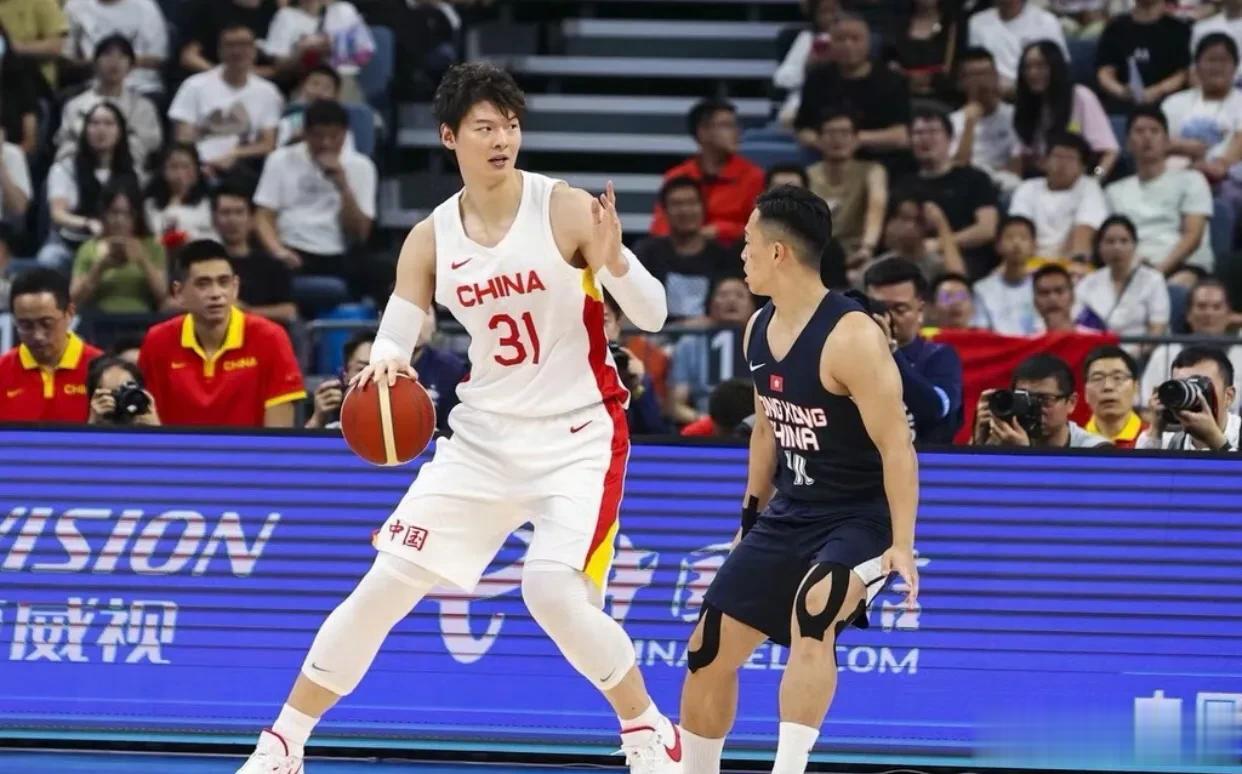 中国男篮与中国香港比赛中，最引人关注几个瞬间：
⒈王哲林罚球时，全场观众总是对他