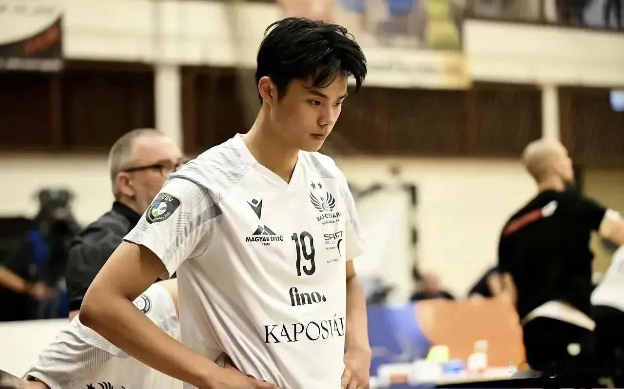 河北男排让杨宝淇打接应真的是一着丑棋
打了接应他的一传怎么练出来？没有一传他凭啥