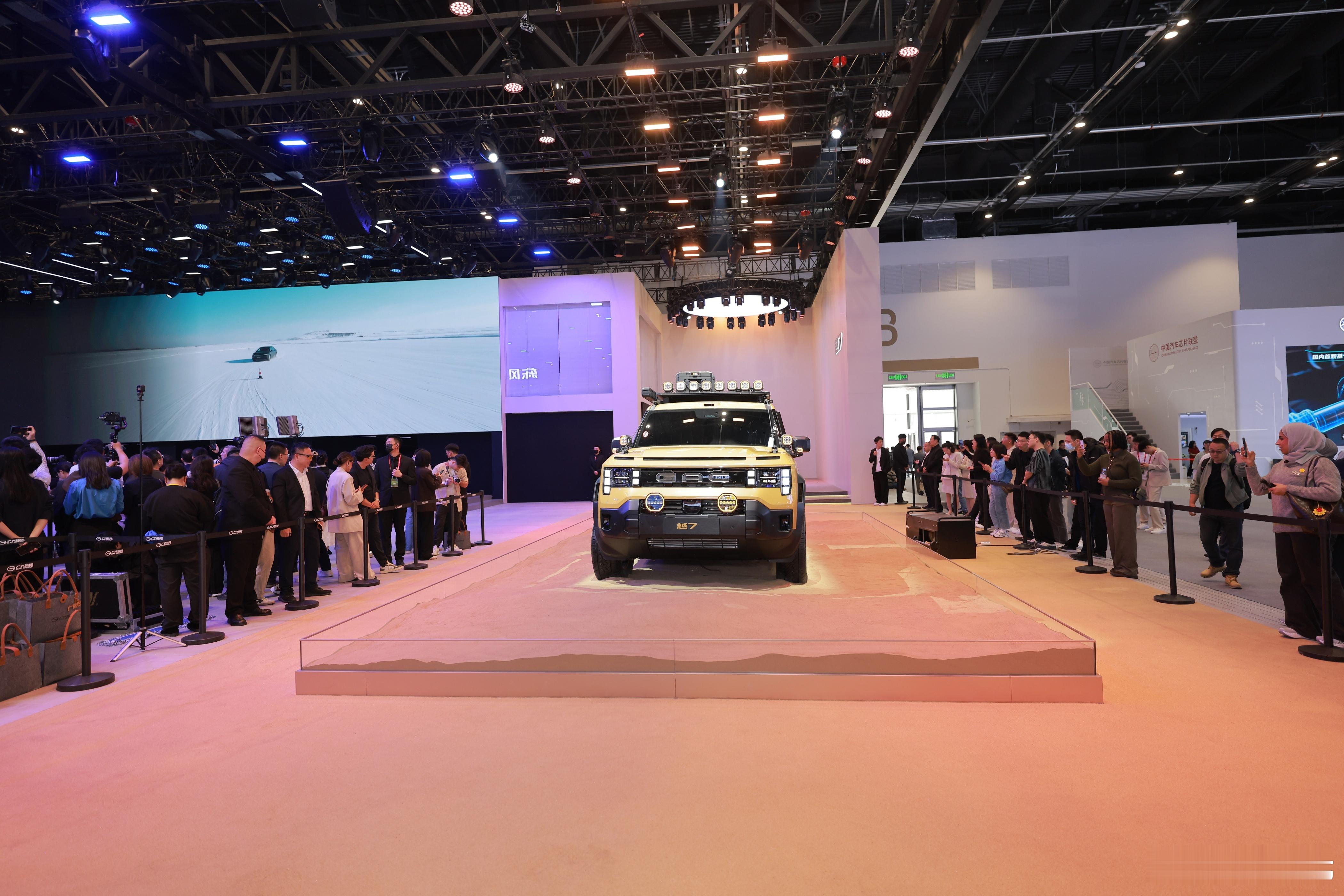 今年北京车展，方盒子造型的车真的扎堆。大部分走的都是极端路线，要么纯粹为了城市耍