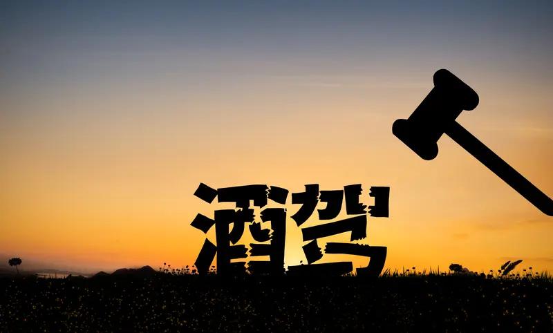 5月11日湖南长沙,男子醉驾看日出返程时，闯红灯撞翻运钞车，交警：以为是来抢运钞