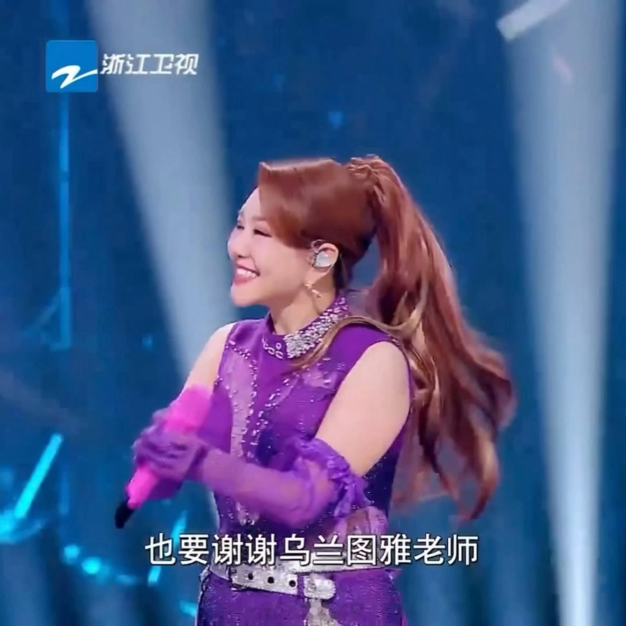 爸妈跳广场舞听 《套马杆》，我工位摸鱼循环《草原上信号不太好》。乌兰图雅适配全年