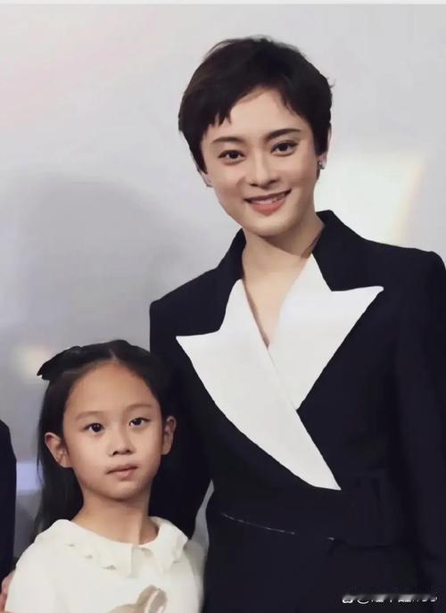 近日，孙俪晒出度假日常，分享与11岁女儿小花在马尔代夫浮潜、和鲨鱼共游的趣味画面