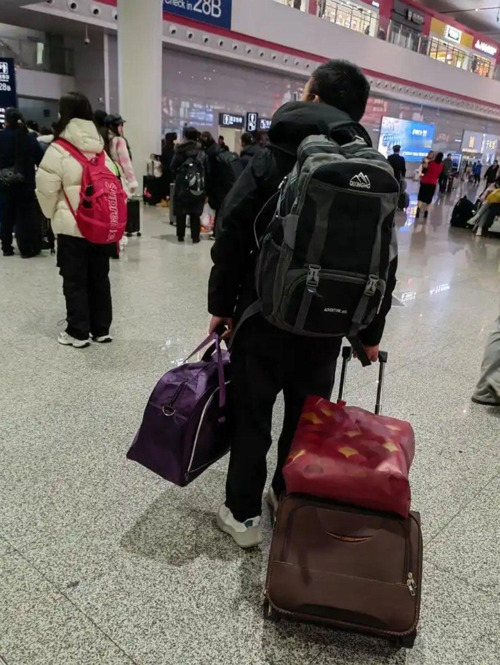 行李箱再重也装不满对家人的牵挂年味是一场五亿人的跨越山海眼瞅着就要过年了，火车上