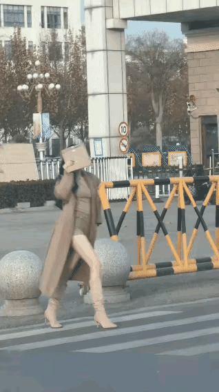 下班了，又是明媚的一天。下班另一副面孔 你觉得男人做饭丢人吗?