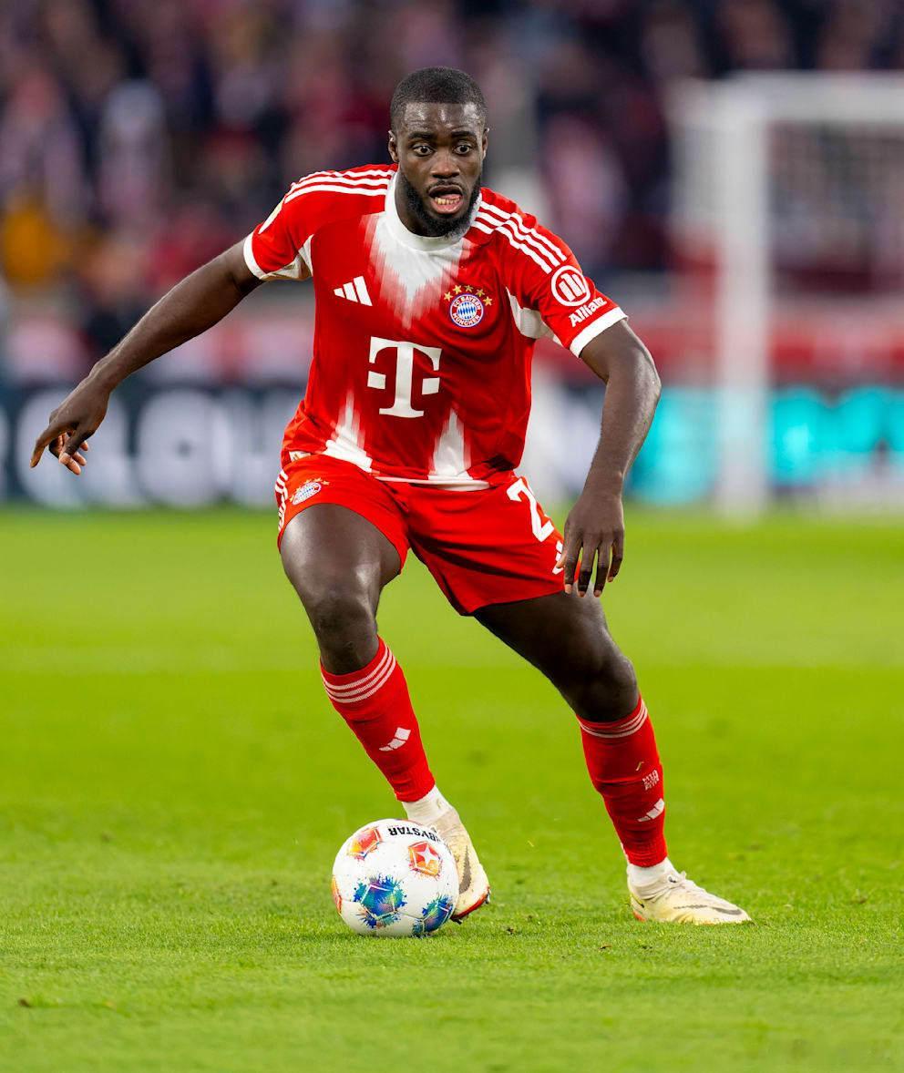 🚨［圖片報］：週六下午，在慕尼黑哈拉興區的達約特·烏帕梅卡諾別墅外，發現一輛掛