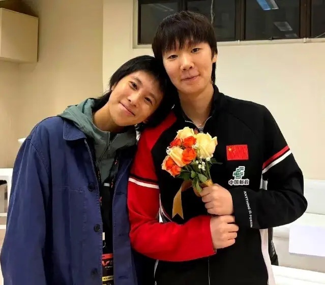 王曼昱夺冠后，拥抱的第一个人不是教练。她拨开人群，径直冲向看台，紧紧抱住那个已经