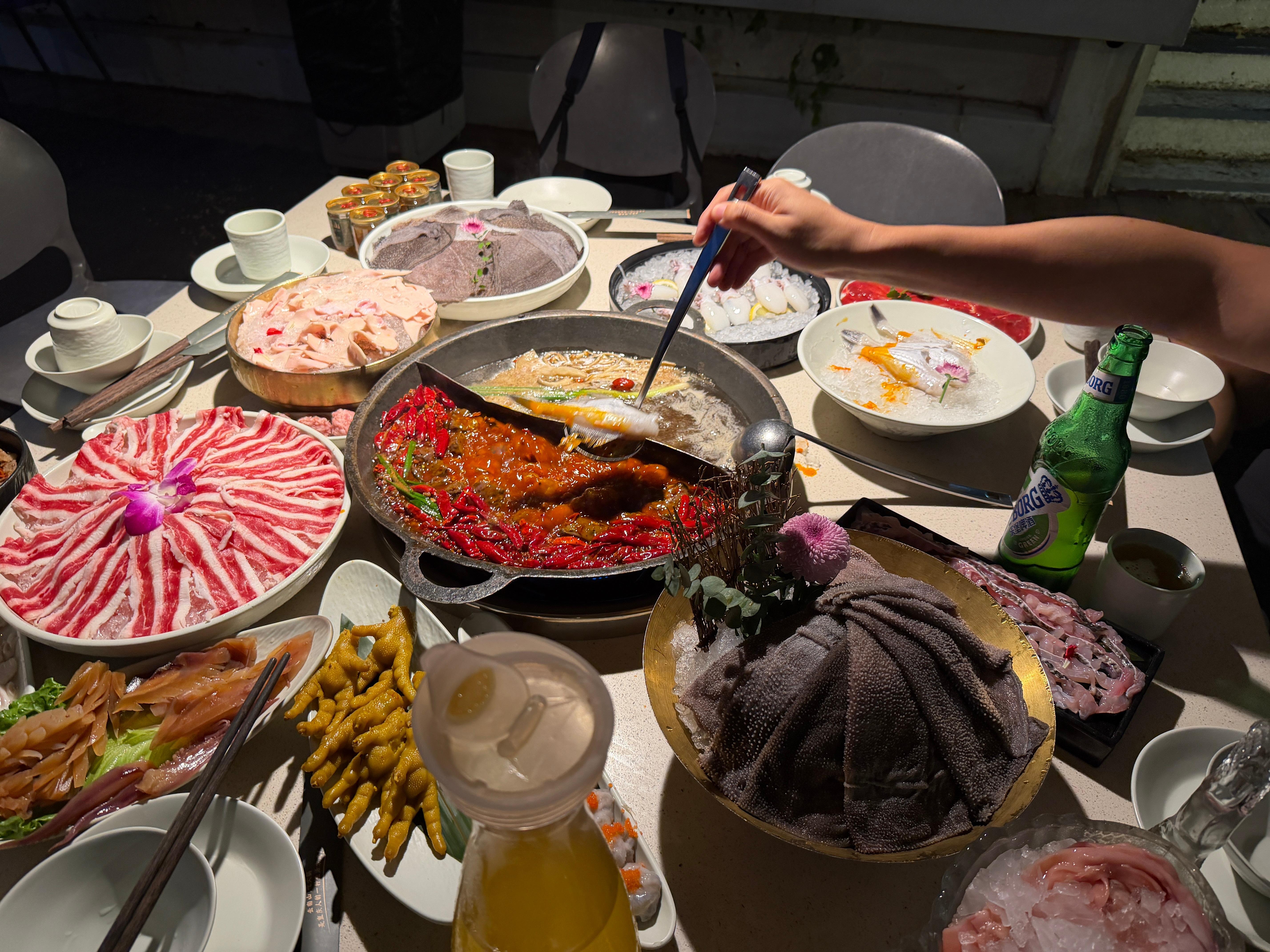 来重庆，吃火锅！[点赞]作为外地人，还是“鸳鸯锅”尊重一下……[流鼻血] ​​​
