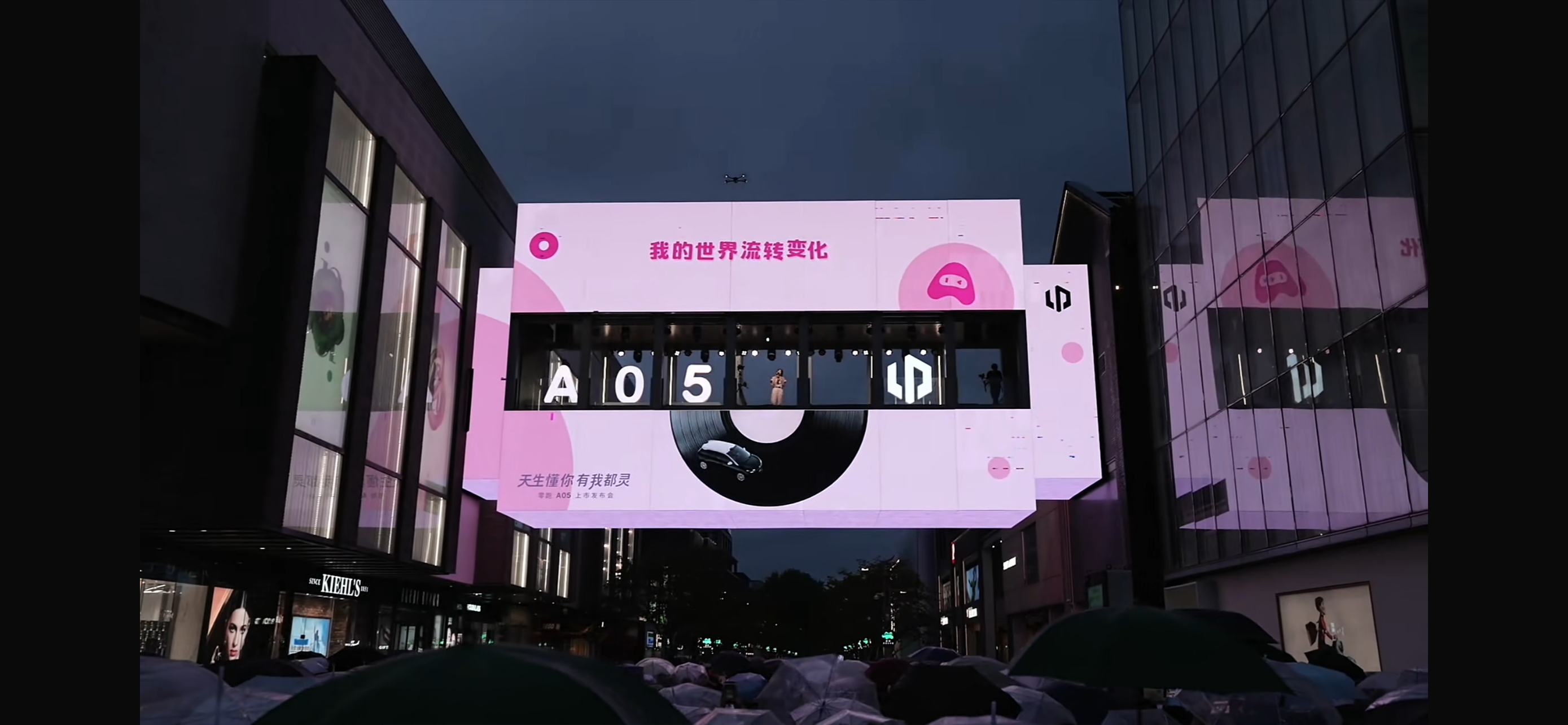 西湖边热爱A05的你谁懂！今晚逛西湖直接捡到宝了西子廊桥边上居然有现场演出，阿肆