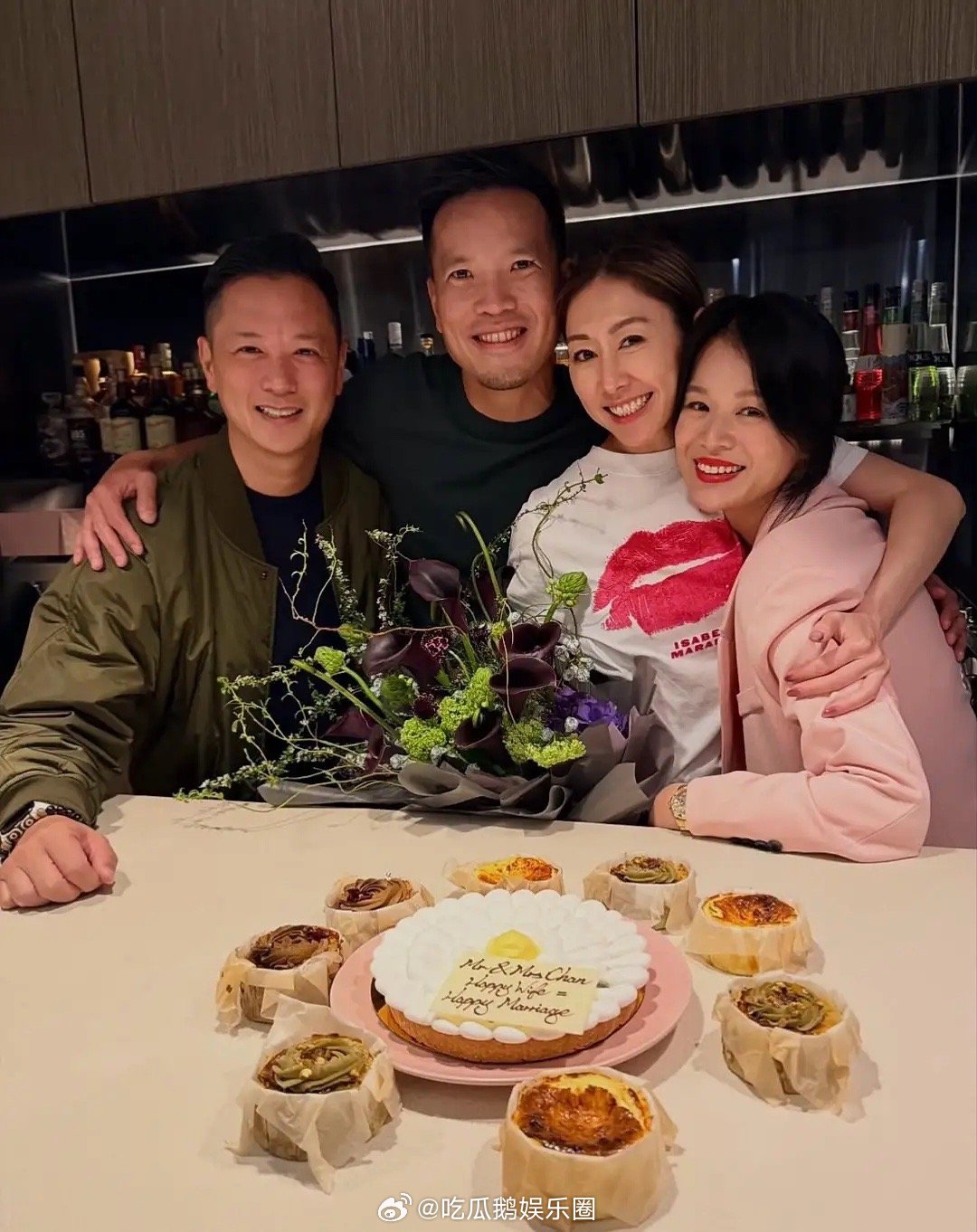 胡杏儿送新婚姐妹纯金龙凤镯，胡定欣笑得合不拢嘴，素颜孕相明显 ​​​