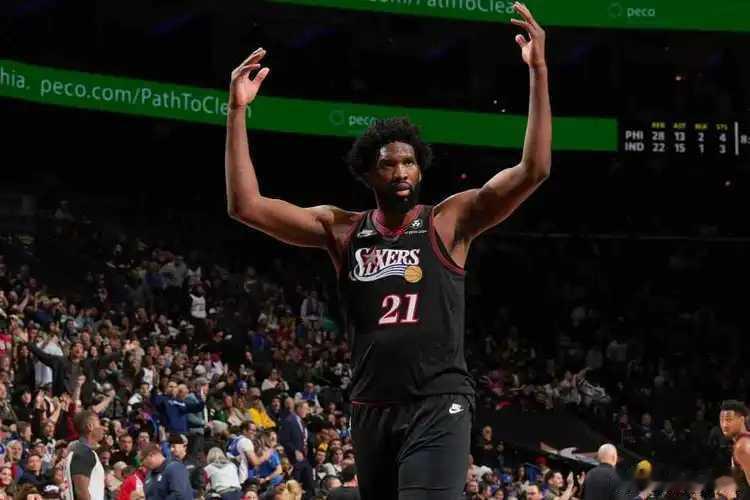 北京时间12月13日，NBA常规赛76人主场对阵步行者，马克西生病缺席。恩比德出