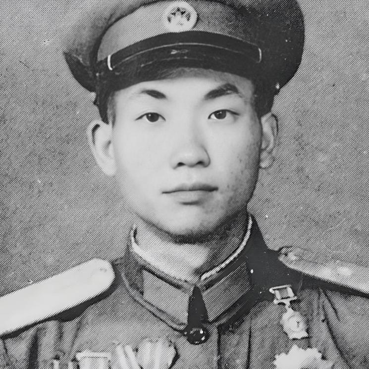 1952年上甘岭597.9高地上，一个21岁的四川农家小伙，平生第一次端起枪上战