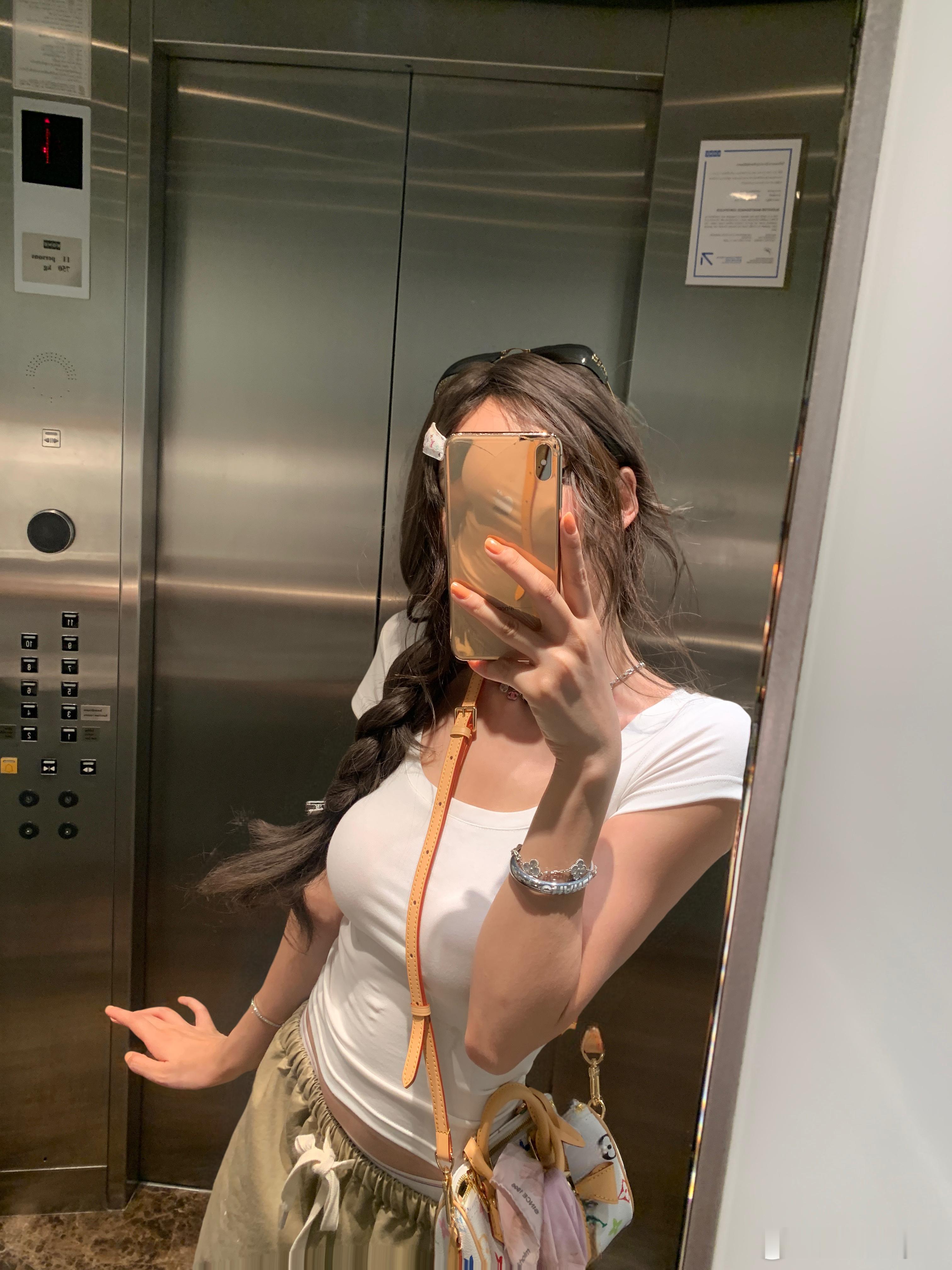 💫4⃣️色后背绑带T恤色彩碰撞出高级感，绑带细节拉满设计时尚icon必备！另外