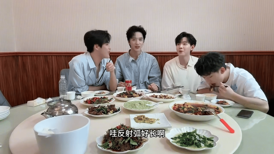 许魏洲直播演我和朋友聚餐被笑到了，和朋友聚餐时，不就是这样吗，计划永远赶不上变化