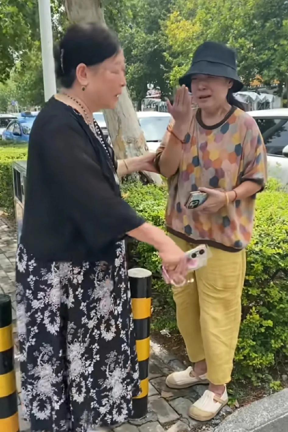 之前叫飞妈去吃饭的人，现在到处骂她，飞妈要坚强，找到儿子才是硬道理，别的都不要在