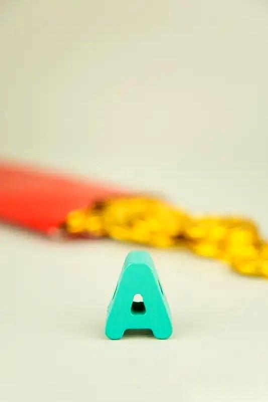 今早A股，一开盘就透着股子邪性！
金融股像是吃了兴奋剂，保险板块直接飙升3%，券