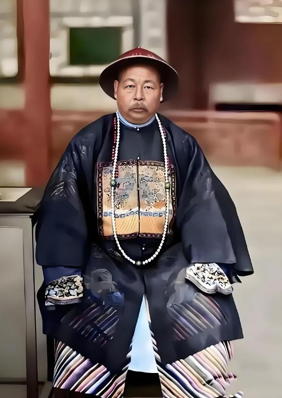 1975年，为修建公路，竟将左宗棠的墓地一分为二，从中间开辟出一条公路。
两年后