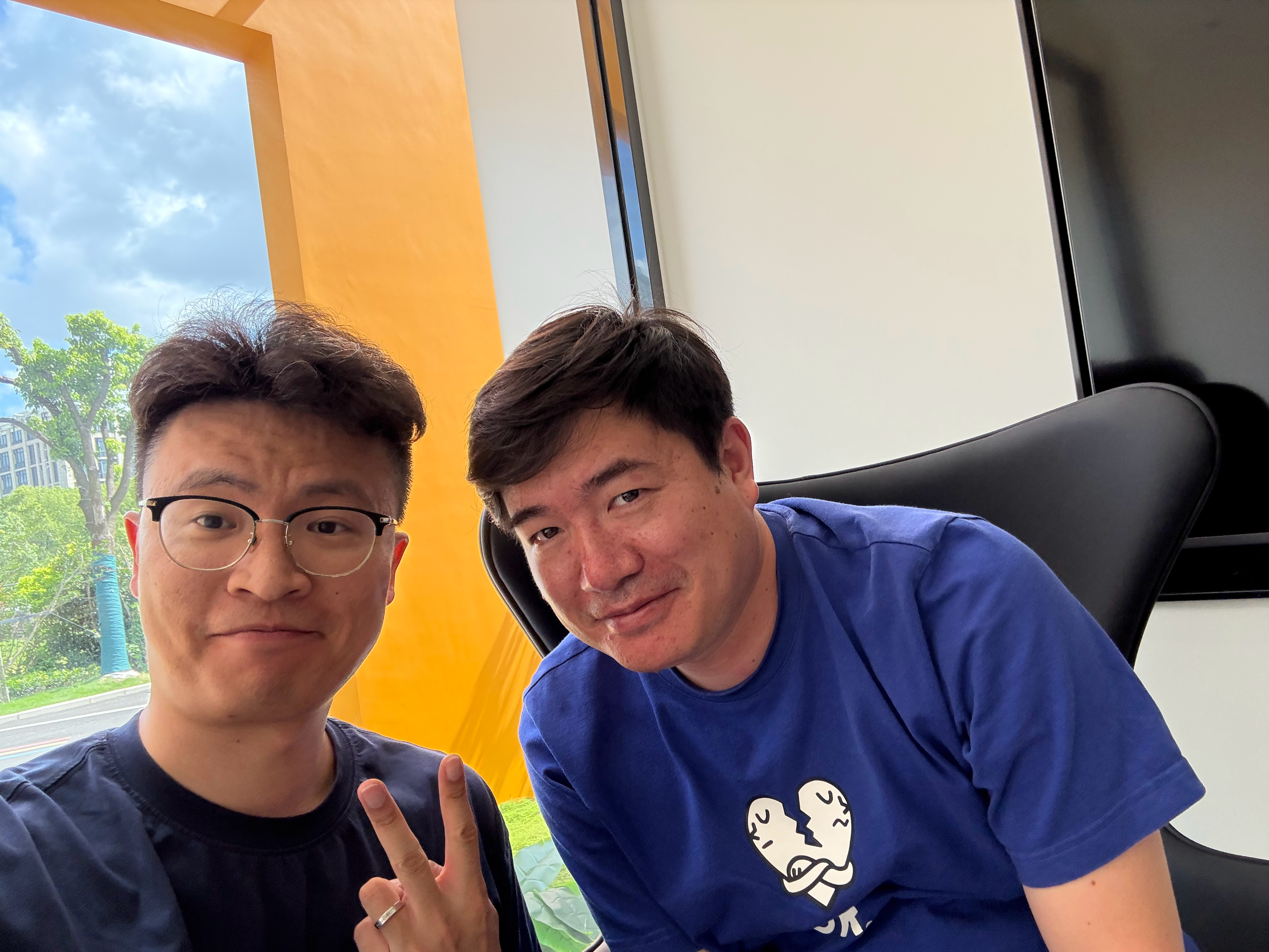 兄弟们，我现在跟在一起，有什么跟蔚来智驾相关的问题，限时提哈，我来当大家的嘴替[