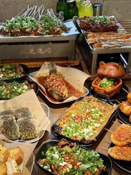 我宣布…..这家炭火烧烤封神了！