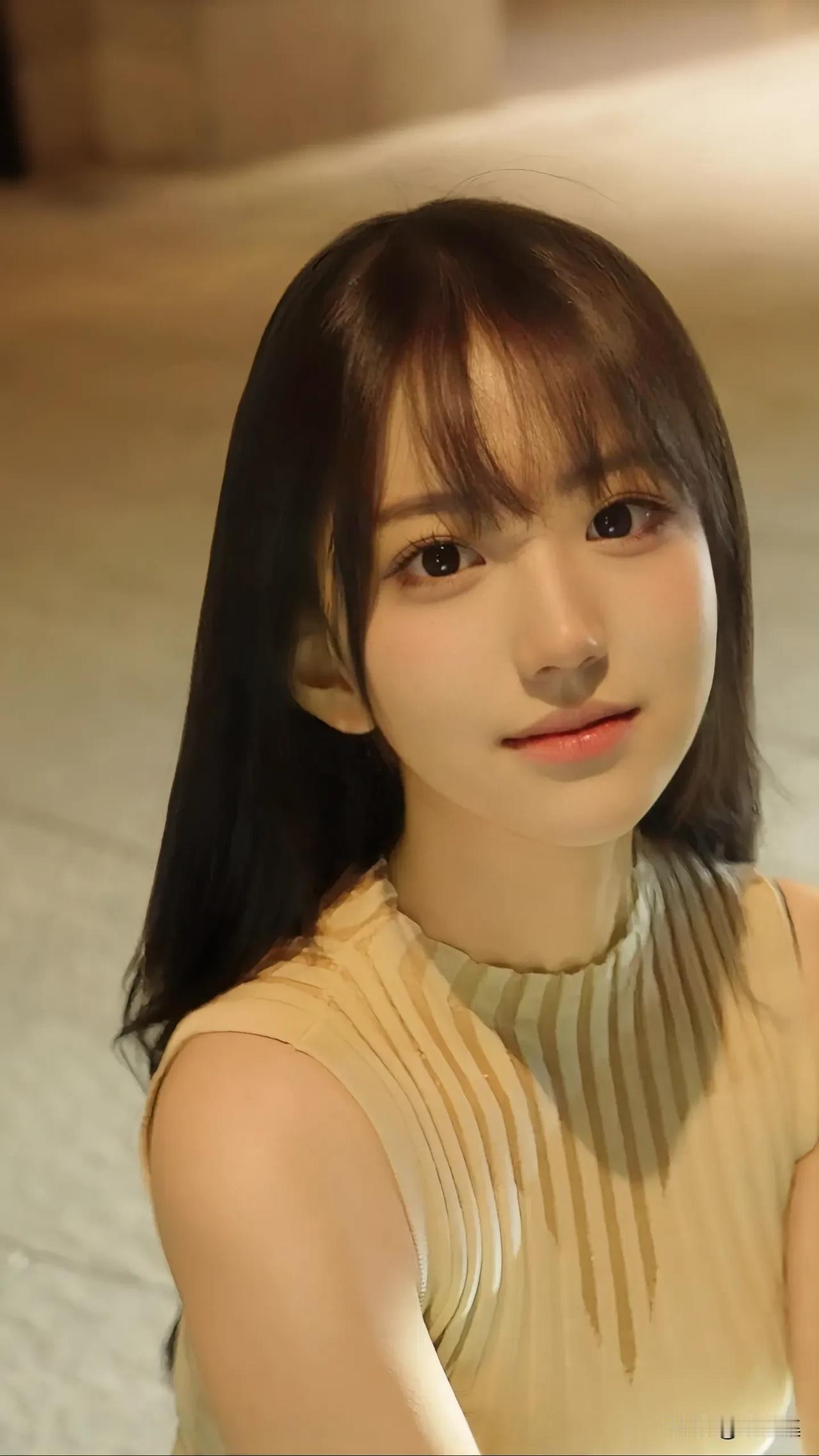 温柔甜美的少女，浅笑盈盈，夜晚的灯光下更显动人。