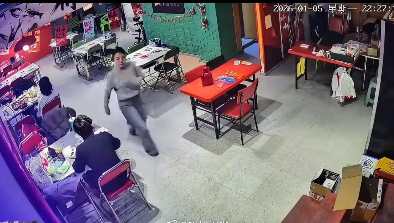 吃饭的时候刷到这个热搜，后劲挺大，厕所不是马桶还好掏老板徒手掏厕所帮找回4万戒指