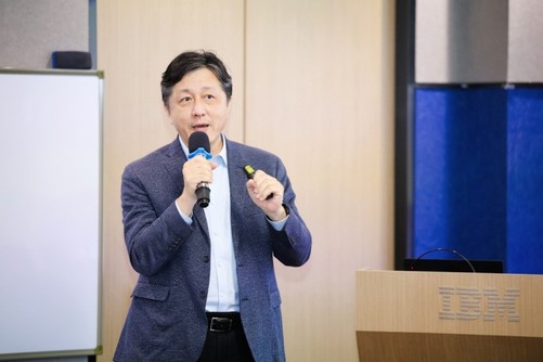 价值链出海撞上生成式AI，IBM的“垂直整合”牌能否破解双重困局？